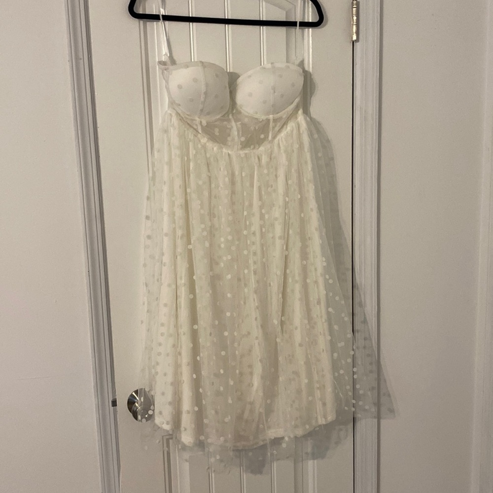 White tulle strapless dress